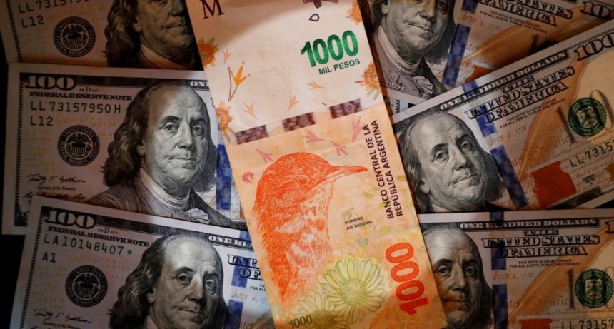 Así cerró el dólar en los bancos en el primer día de flotación