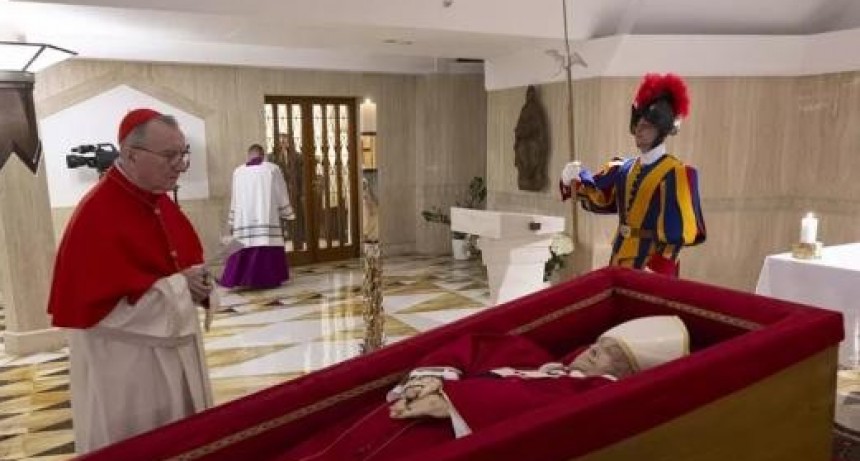 El Vaticano comparte las primeras imágenes del Papa Francisco en el féretro
