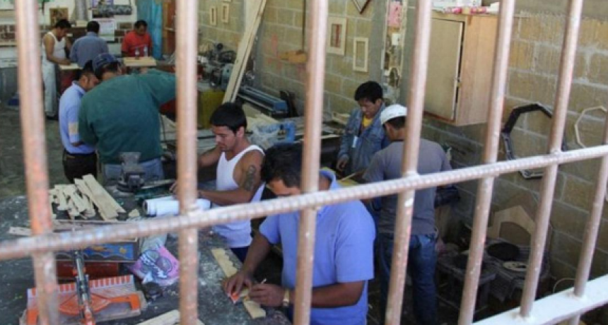 La Corte ordena pagarle a un exconvicto por sus 20 años de trabajo en prisión