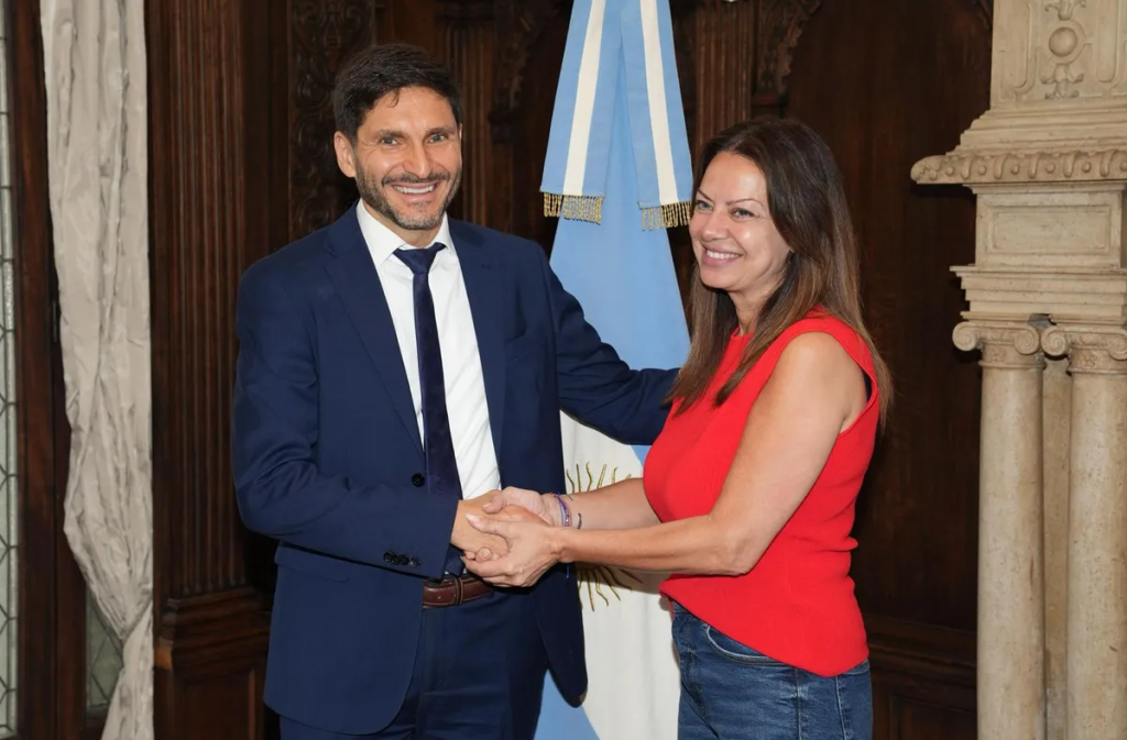 El gobernador Maximiliano Pullaro firm&oacute; el convenio con Ans&eacute;s para que Naci&oacute;n pague parte de la deuda previsional