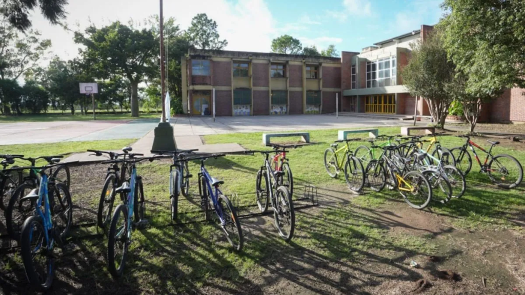 Un menor entr&oacute; a la escuela de San Crist&oacute;bal donde ocurri&oacute; el tiroteo y rob&oacute; golosinas cuando el acceso todav&iacute;a estaba prohibido por la Justicia