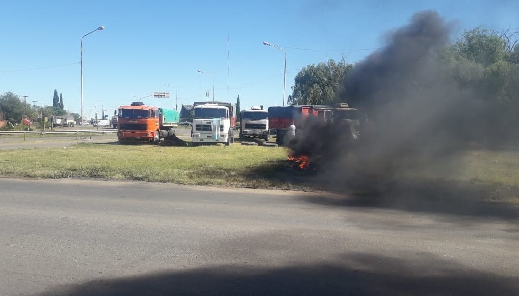 Transportistas cortan rutas en plena cosecha y hay alerta en los agroexportadores
