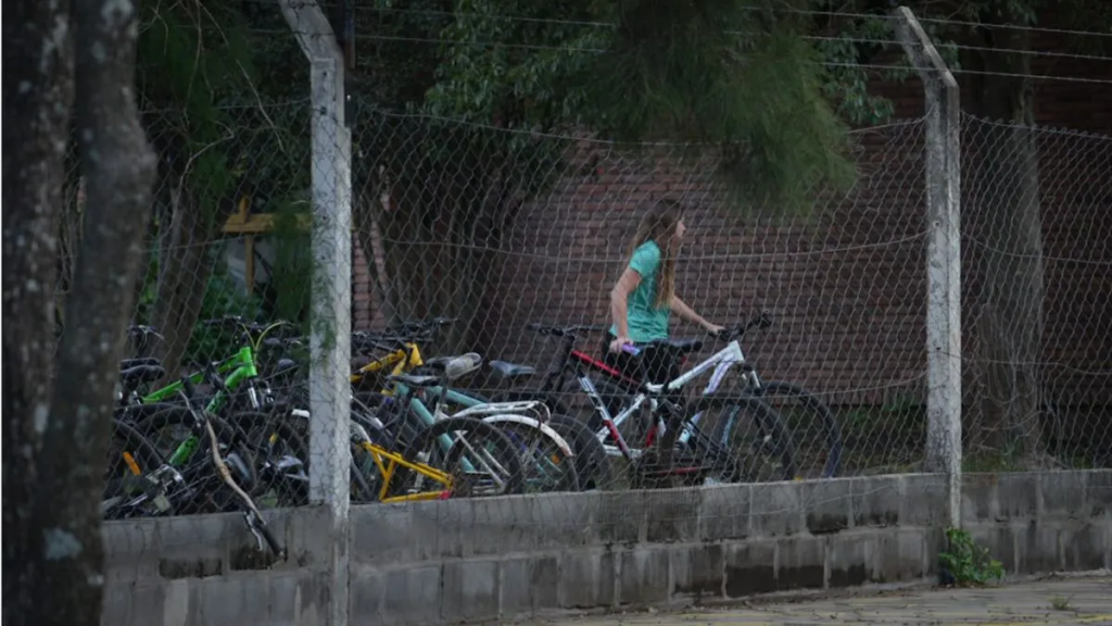San Crist&oacute;bal: alumnos de la escuela Mariano Moreno ingresaron a retirar sus pertenencias