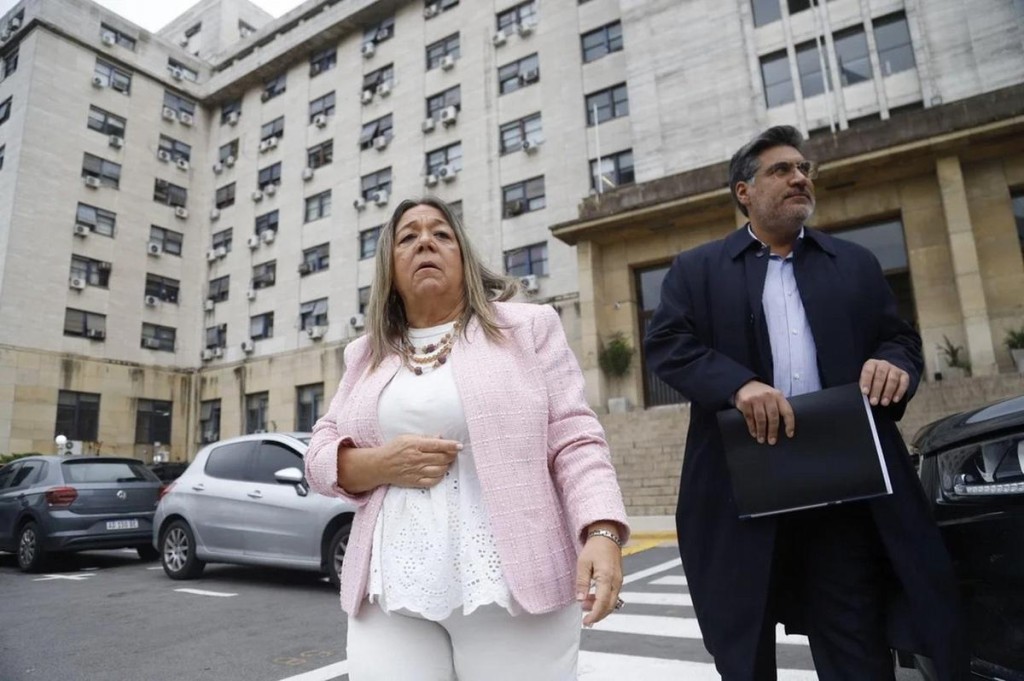 Adorni bajo la lupa: la escribana confirm&oacute; pagos en cuotas sin inter&eacute;s