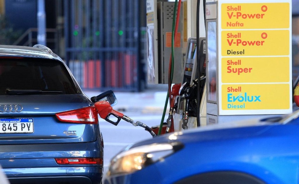 &iquest;Baja la nafta? Por qu&eacute; la ca&iacute;da del petr&oacute;leo no llegar&aacute; r&aacute;pido a los surtidores