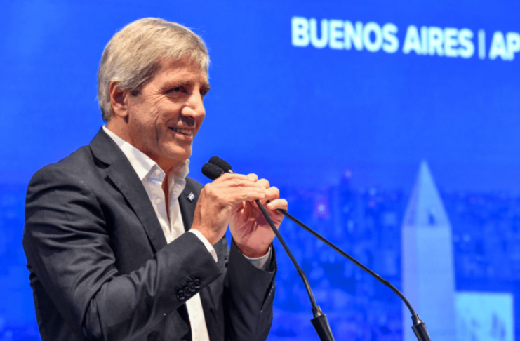 Caputo defendi&oacute; el rumbo econ&oacute;mico y cuestion&oacute; al periodismo en un foro internacional