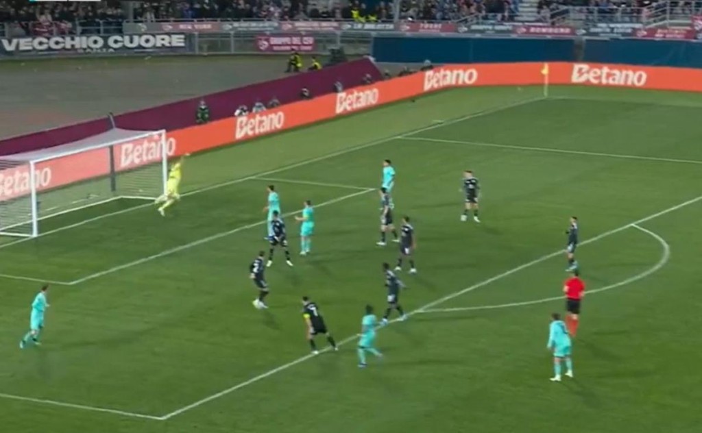 La incre&iacute;ble atajada del "Dibu" que gener&oacute; la reacci&oacute;n del delantero