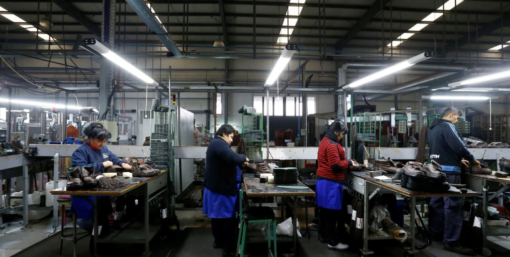 La producci&oacute;n industrial cay&oacute; en febrero 8,7% interanual y 4% mensual