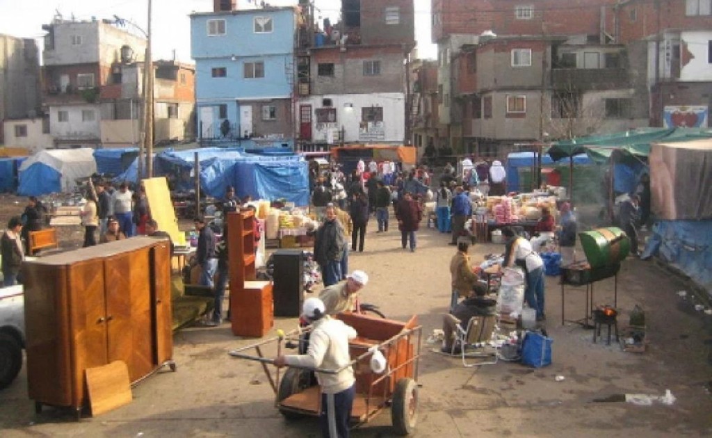 Casi el 50% de los j&oacute;venes de villas y barrios populares abandonaron la escuela