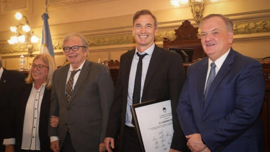 El Senado reconoci&oacute; al doctor Leandro Pierini: "Las entidades de Santa Fe son de primer nivel"