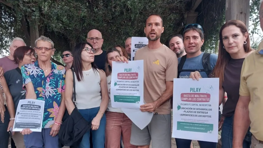 Ahorristas de Santa Fe se manifestaron contra Pilay: denuncian incumplimientos de plazos y zonas de entrega