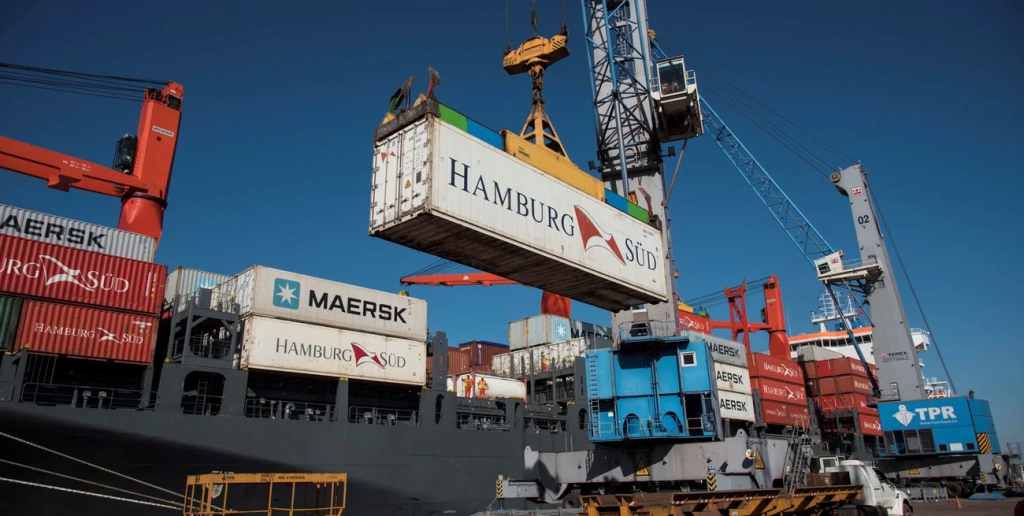 El dato de marzo que celebr&oacute; Caputo: super&aacute;vit comercial por r&eacute;cord exportador