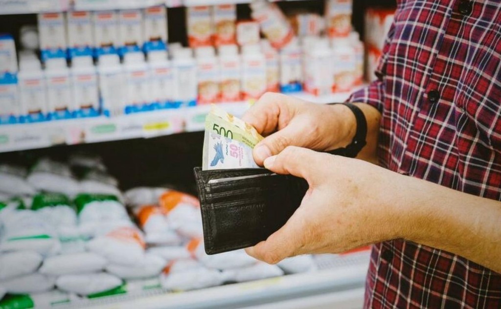 El consumo sigue en retroceso: caen las ventas en supermercados y mayoristas