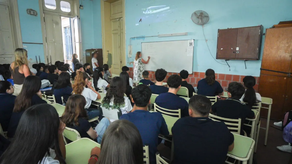 Asistencia Perfecta: m&aacute;s de 66 mil docentes, directivos, secretarios, preceptores y asistentes escolares cobran el incentivo mensual de marzo