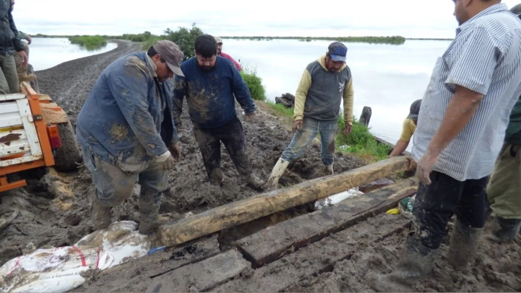 La Comuna de Fort&iacute;n Olmos intervino el puente del arroyo Golondrina, que sigue habilitado al tr&aacute;nsito a pesar de las lluvias