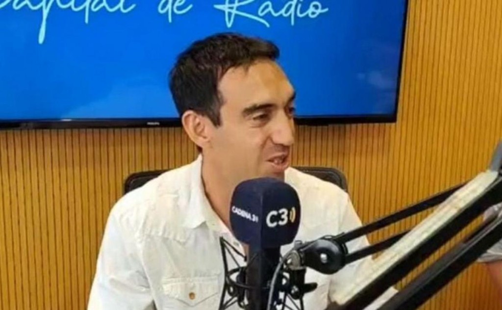 Es cirujano, pero no deja su pasi&oacute;n y sigue atendiendo su puesto de pochoclos