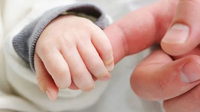 El Gobierno presentó el proyecto para ampliar licencias por maternidad y paternidad