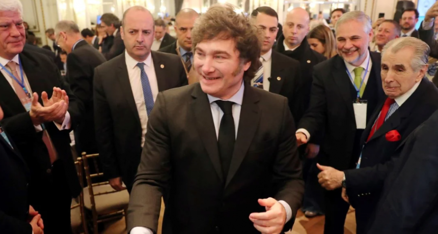 Milei rechazó el atraso cambiario apuntado por economistas: 