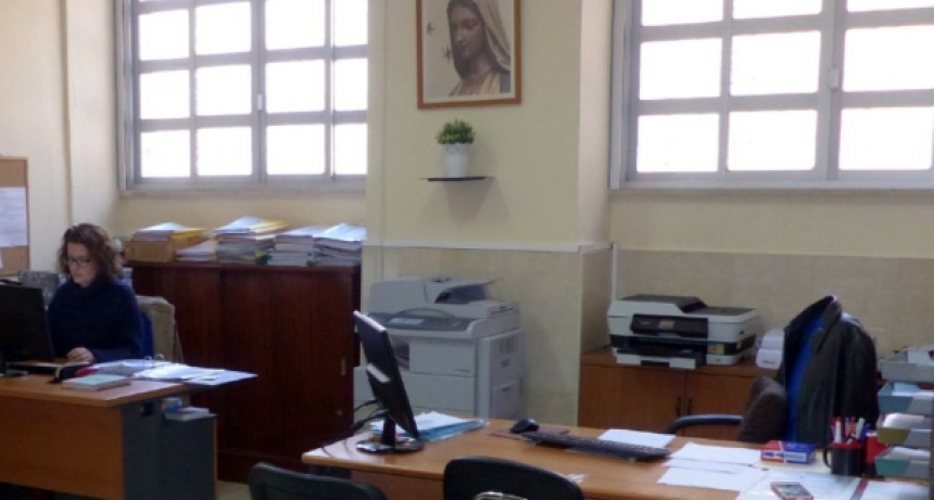 Secretarios de escuelas piden ser incluidos en el premio por asistencia perfecta