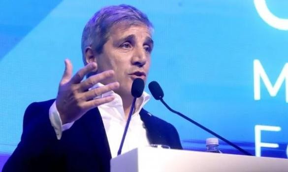 Luis Caputo advirtió a las automotrices que si suben los precios, el Gobierno 