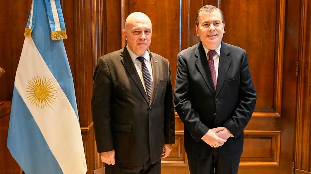 El Gobernador recibió la visita protocolar del prestigioso historiador Eduardo Lazzari