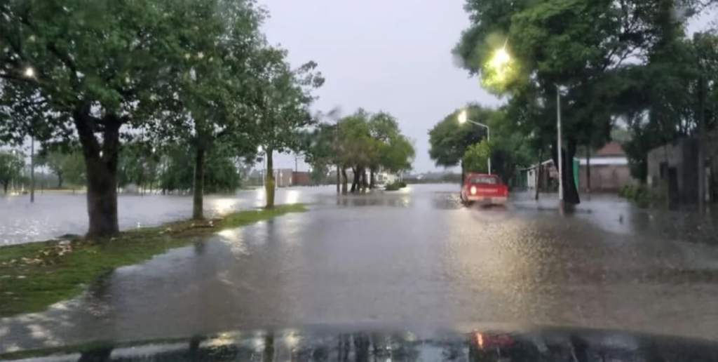 Localidades inundadas y evacuados por la tormenta que dejó a la Cuña Boscosa sin luz