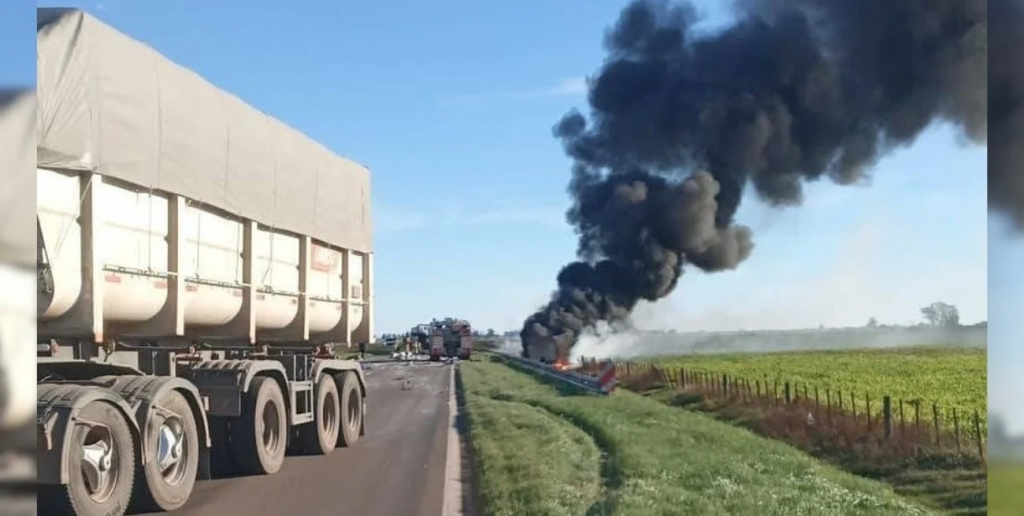 Choque fatal entre una ambulancia y cinco camiones en la Ruta 33