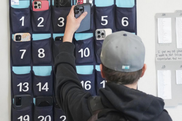 La mitad de los EE.UU. regula o prohíbe los celulares en las escuelas