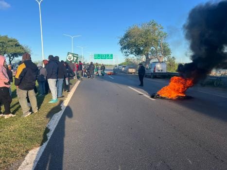 Festram realizó un corte de tránsito en la Autopista en la mañana de este miércoles