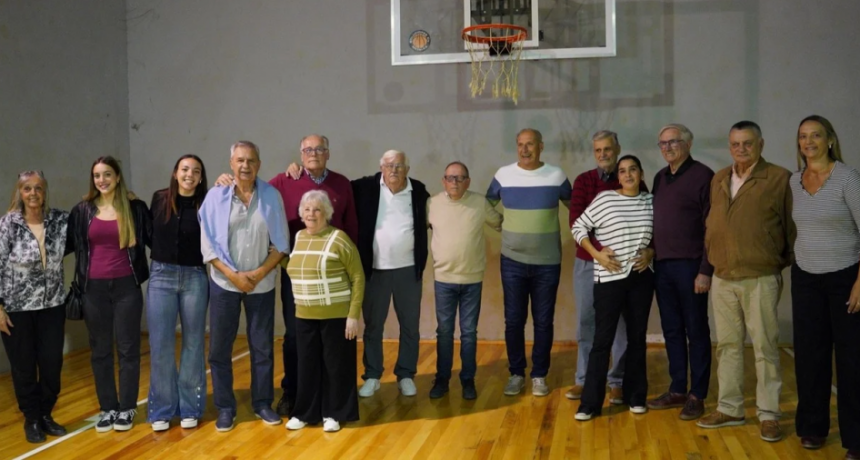 Almagro de Esperanza homenajeó a aquellos que lo llevaron a lo más alto del país