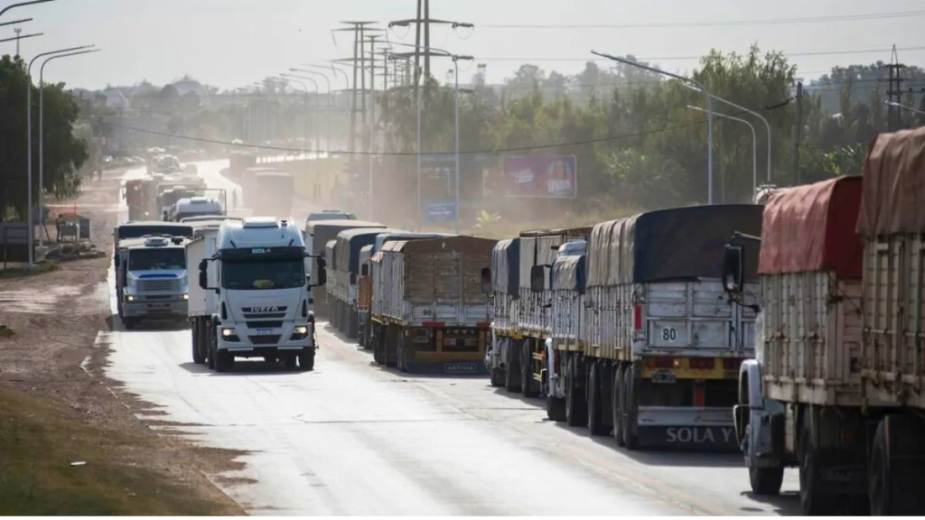 Transporte a pleno: llegaron ocho trenes y m&aacute;s de 3.000 camiones esta semana al Puerto de Rosario