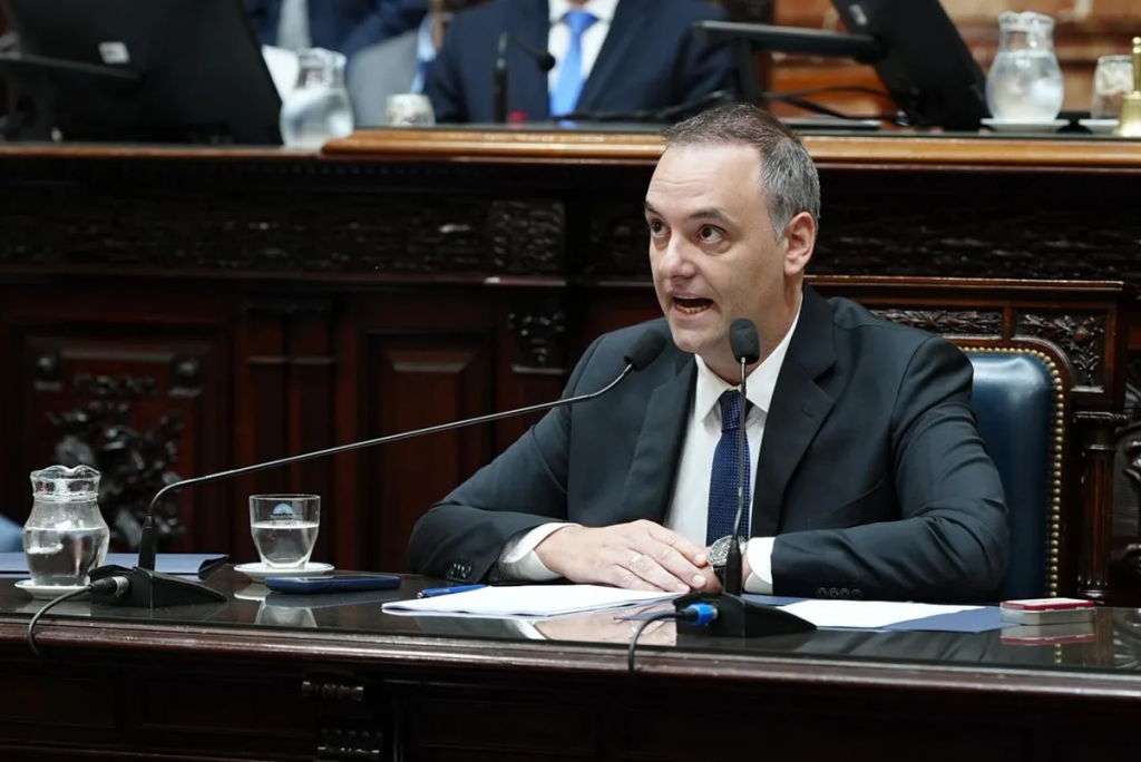 Tensi&oacute;n, militancia, libreto y conclusiones: lo que no se vio de la exposici&oacute;n de Manuel Adorni en Diputados