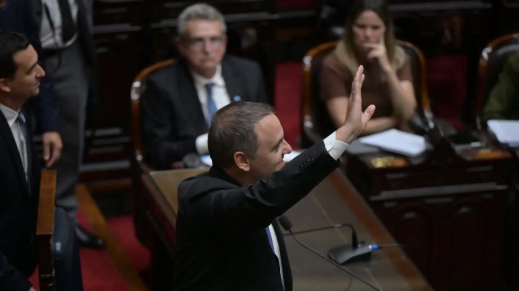 Manuel Adorni y el tiempo que le dedic&oacute; a Santa Fe en su exposici&oacute;n en Diputados: dos minutos en seis horas