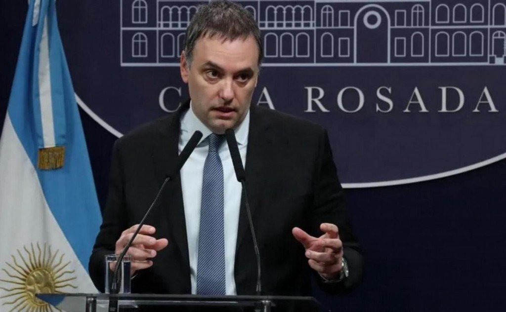 Adorni neg&oacute; censura y esquiv&oacute; preguntas sobre viajes y compras de inmuebles