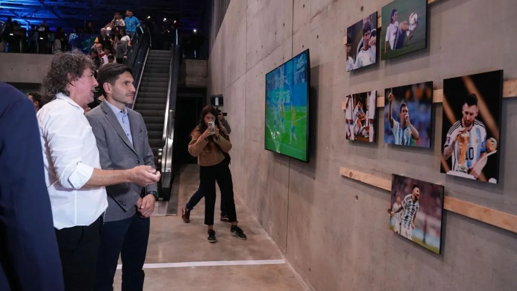 Maximiliano Pullaro particip&oacute; en Rosario de la inauguraci&oacute;n de la muestra de fotos de Messi y lo destac&oacute; como ejemplo dentro y fuera de la cancha