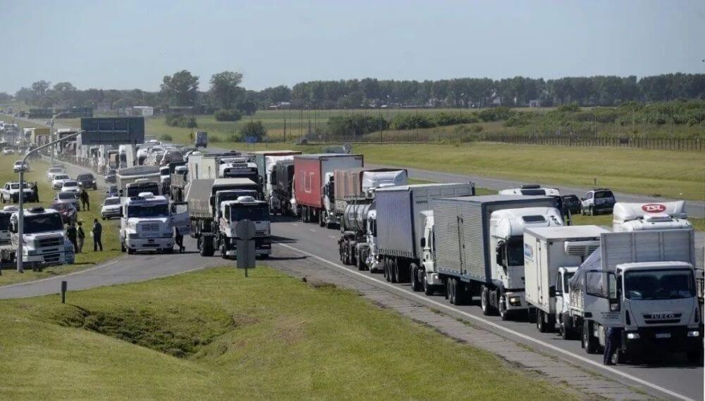 Caos log&iacute;stico: 11.000 camiones por d&iacute;a llegan a los puertos y &ldquo;los accesos son una cat&aacute;strofe&rdquo;