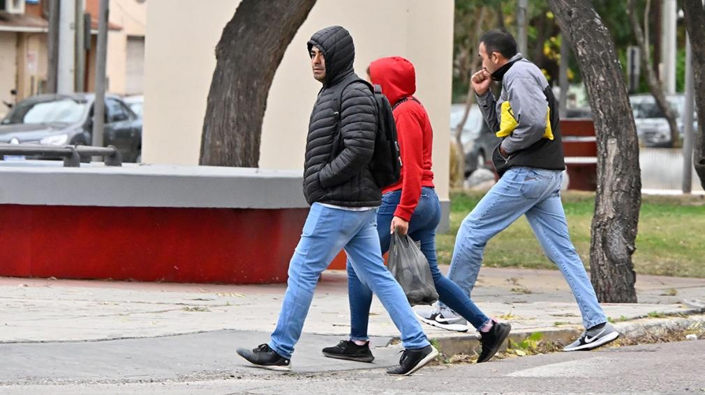 &iexcl;A sacar los abrigos! Llega un nuevo frente fr&iacute;o a Santiago con lluvias, viento sur y un fuerte descenso de temperatura