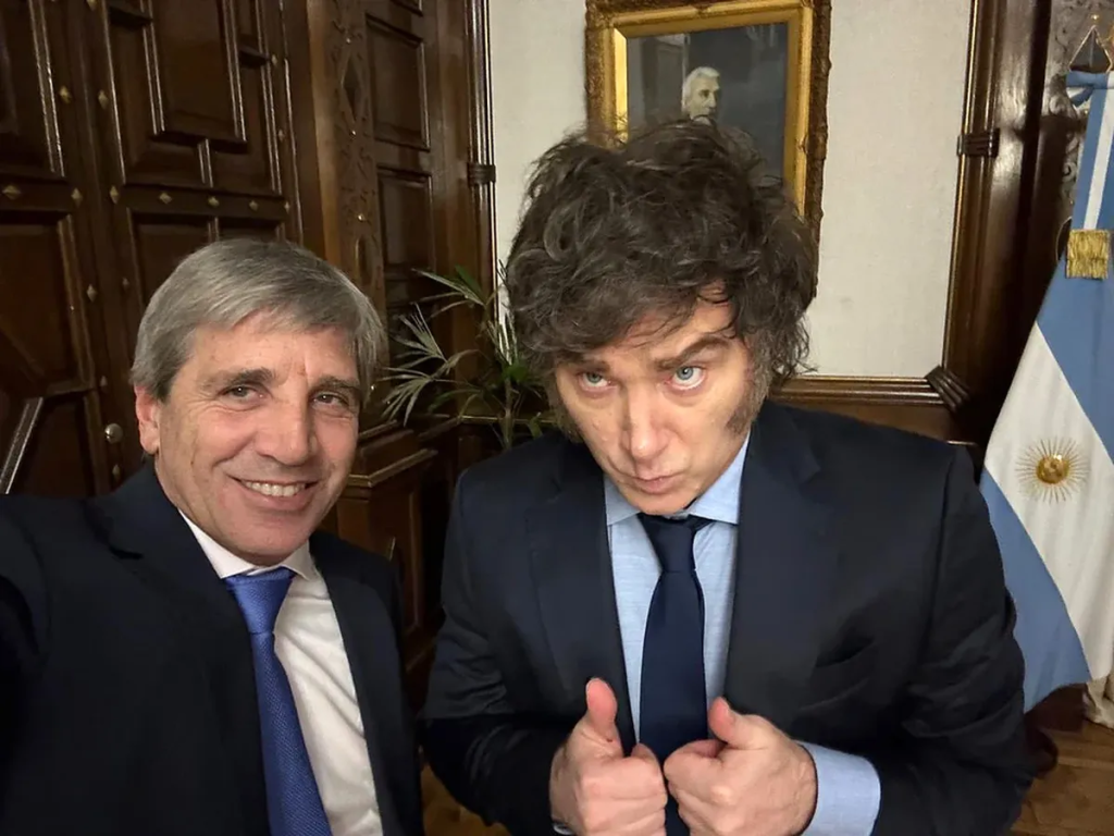 Domingo Cavallo apunt&oacute; contra el Gobierno de Javier Milei y Luis Caputo sali&oacute; al cruce con un picante posteo