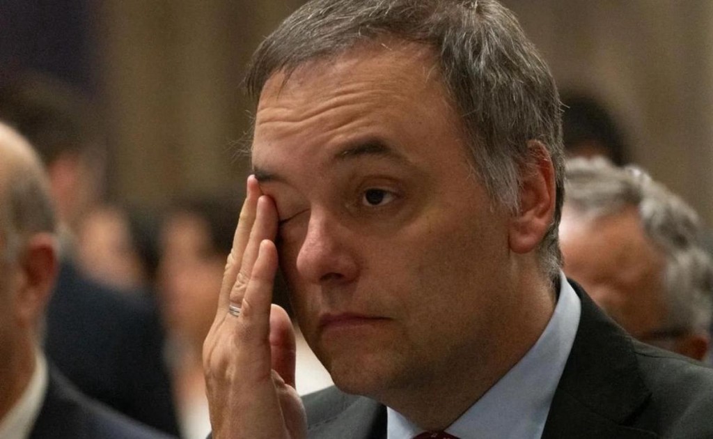 &iquest;Qu&eacute; mantiene a Adorni en el Gobierno?