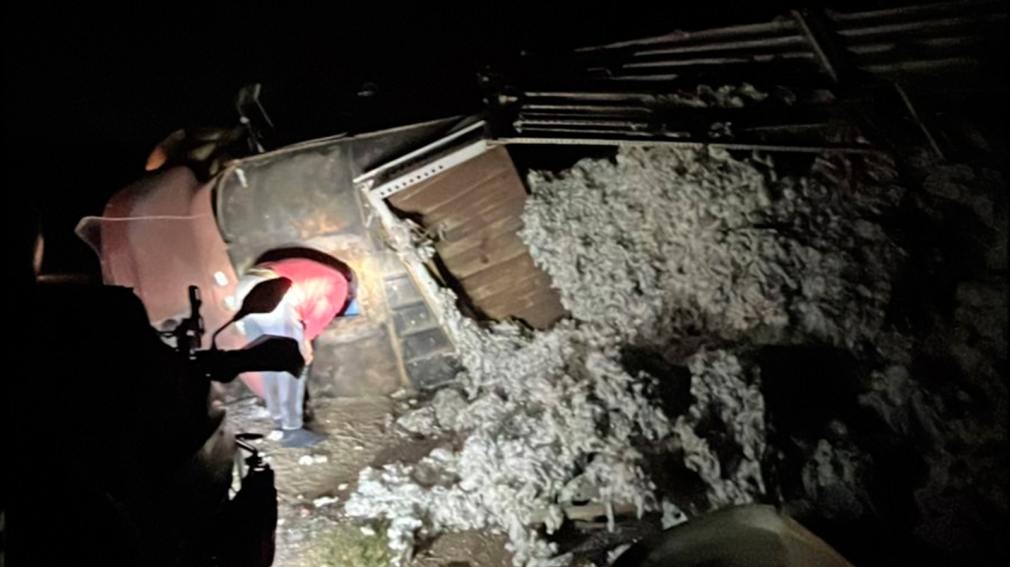 Un cami&oacute;n cargado con algod&oacute;n qued&oacute; sin frenos y volc&oacute; sobre la Ruta Provincial 11