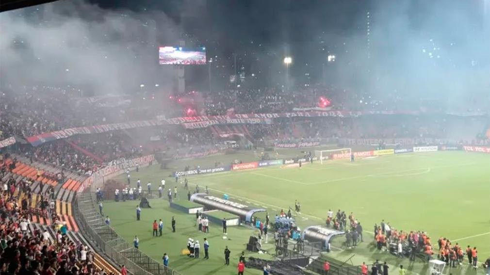 Esc&aacute;ndalo total en Medell&iacute;n vs. Flamengo: invasi&oacute;n de cancha, incendios y partido suspendido
