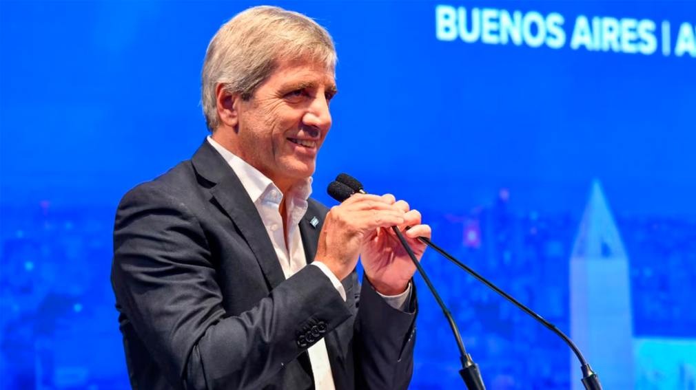 "El riesgo pa&iacute;s no baja por el riesgo kuka": Caputo descart&oacute; que el caso Adorni afecte las inversiones