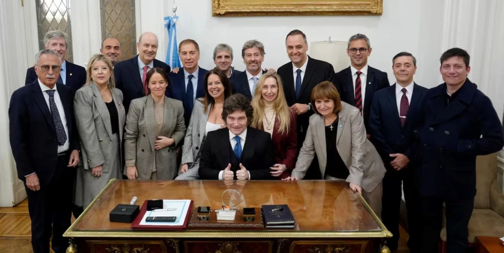 Javier Milei y un apoyo a Manuel Adorni en plena reuni&oacute;n de Gabinete