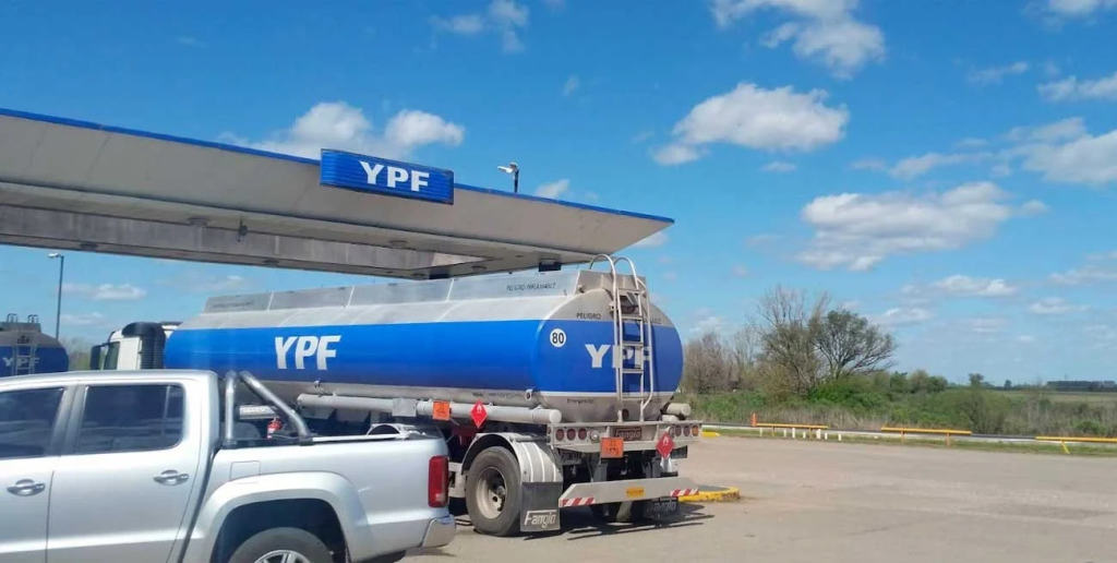 YPF define este lunes si vuelve a aumentar los combustibles tras el congelamiento de 45 d&iacute;as