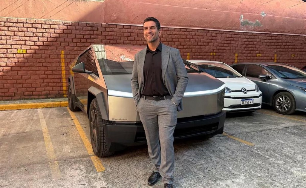 Se llevaron en gr&uacute;a el Tesla que un diputado libertario trajo de Miami en barco