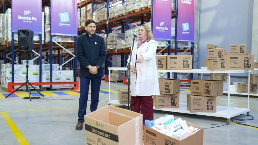 El gobierno de Pullaro inici&oacute; el reparto de medicamentos a centros de salud y hospitales de toda la provincia