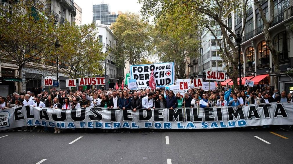 Trabajadores de la salud marcharon a Plaza de Mayo para rechazar el ajuste presupuestario