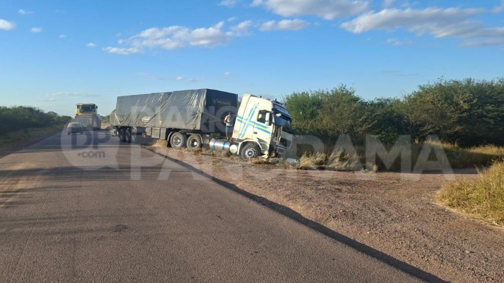 A&ntilde;atuya: un camionero evit&oacute; una tragedia sobre la Ruta 92 y termin&oacute; en la banquina tras una brusca maniobra