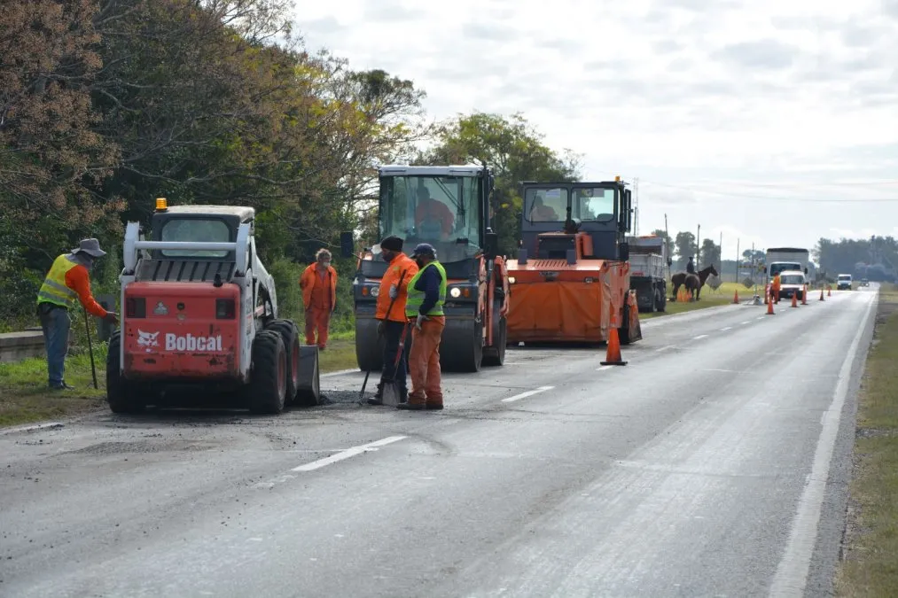 Seg&uacute;n Luis Caputo, ya se mejoraron m&aacute;s 200 kil&oacute;metros de rutas nacionales a trav&eacute;s de concesiones