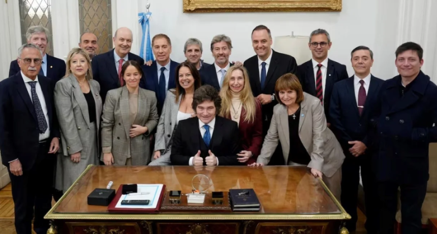 Javier Milei y un apoyo a Manuel Adorni en plena reuni&oacute;n de Gabinete